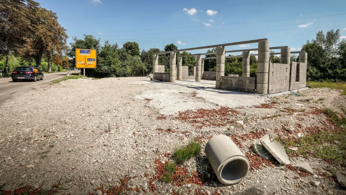 Als erster hat der Bauherr eine Bodenplatte betoniert, dann mit dem Hochbau aus Hohlsteinen begonnen.
Bau - Wiblinger Straße