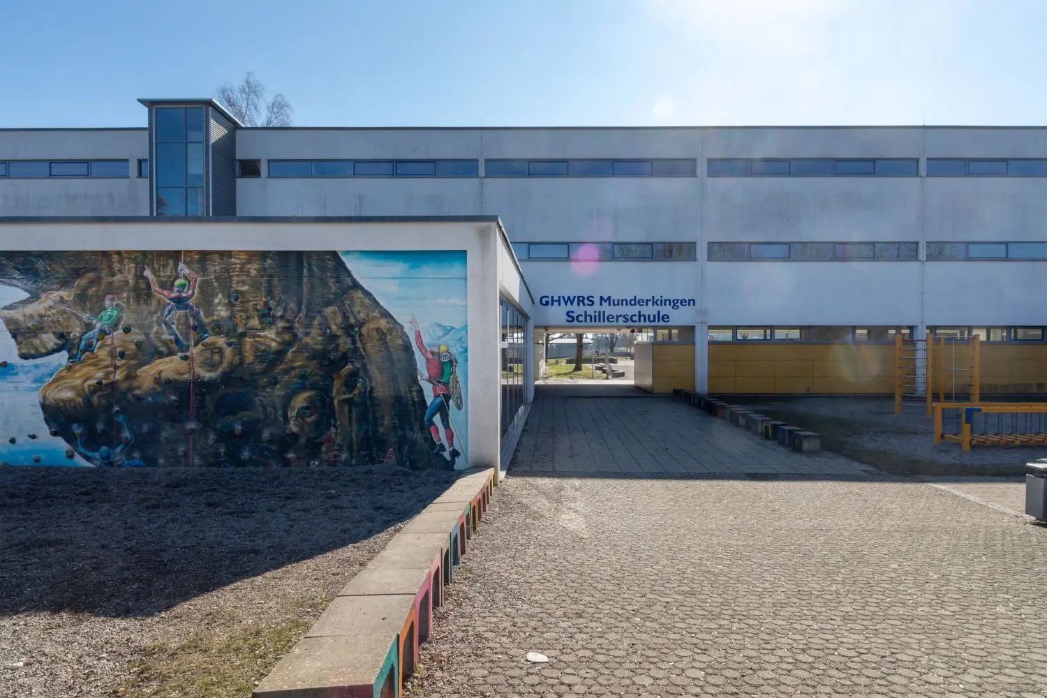 Der Eingang zum Schulzentrum in Munderkingen von der Stauffenbergstraße aus gesehen. Die Gemeinschaftsschule läuft nun aus, im Sommer 2025 werden die letzten der bestehenden knapp 100 Schüler ihren Abschluss machen. Danach gibt es an der Schule an der Donauschleife nur mehr eine Realschule als weiterführende Schulart. ⇥