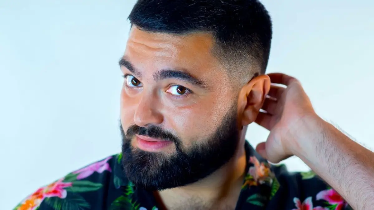 Der schwäbisch-türkische Comedian Serdar Karibik begeistert ein ganz gemischtes Publikum.
Der schwäbisch-türkische Comedian Serdar Karibik beihestert ein gemischtes Publikum.