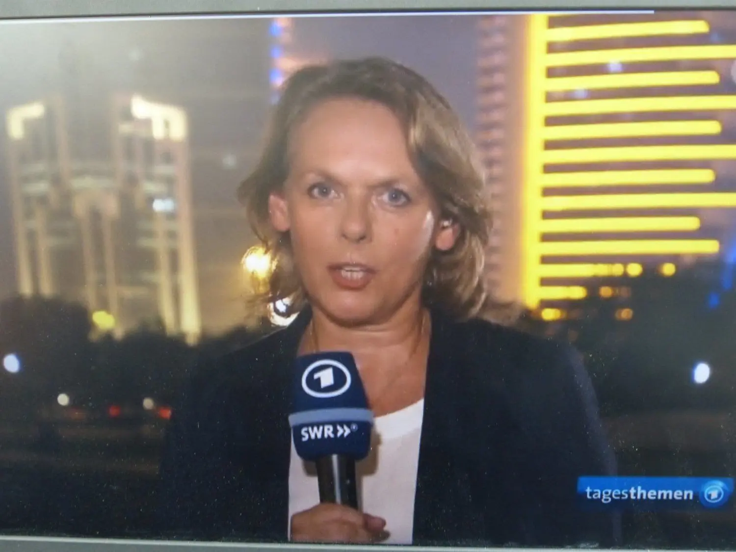 Ute Brucker bei einer ihrer Live-Schalten aus Doha zu den Tagesthemen.⇥