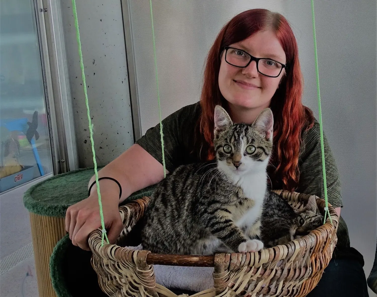 Melina Stapf hat sichtlich Freude an ihrem Ehrenamt und an Kater Bandit.⇥
