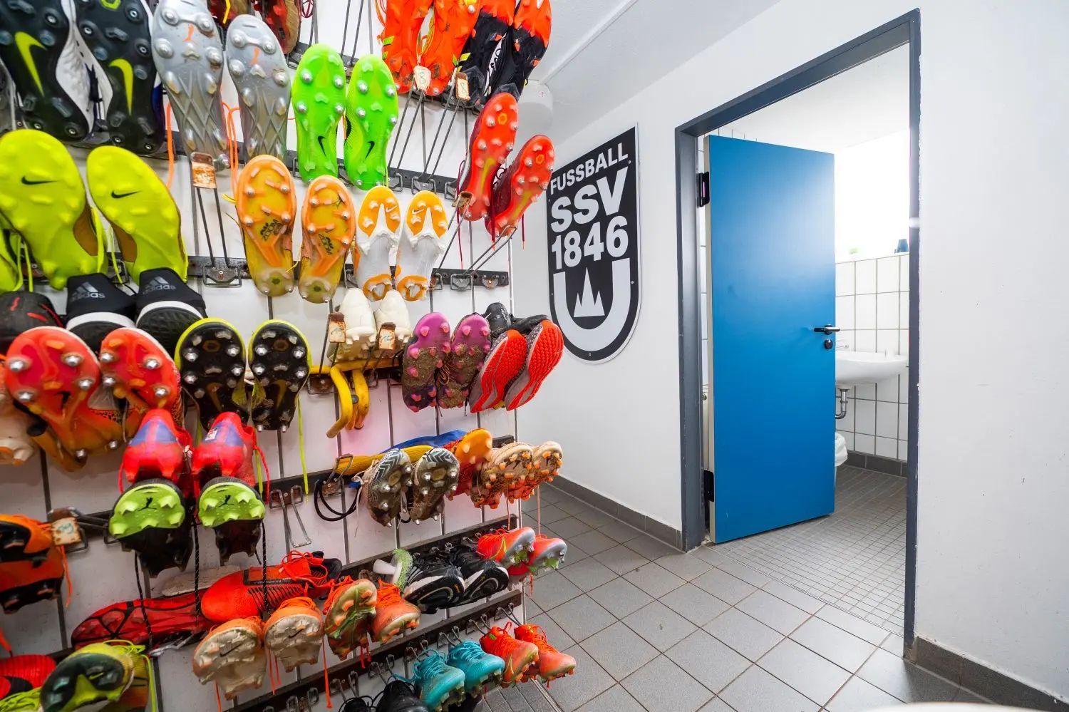 Die Fußballer-Kabinen unter der Haupttribüne werden komplett  erneuert und saniert.⇥