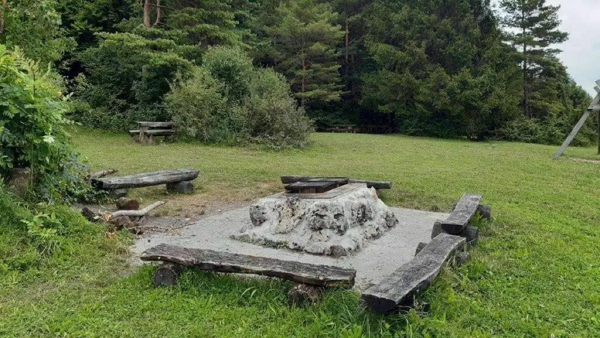 An Grillstellen am Waldrand ist Grillen für mindestenes zwei Wochen verboten. Das Bild zeigt die vom Forstbezirk frisch renovierte Grillstelle am Ehinger Sauberg.