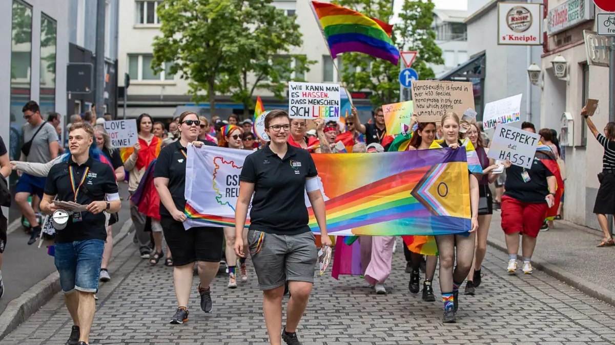 Am 10. Juni 2023 fand in Reutlingen die erste Pride-Parade anlässlich des CSD statt.⇥
1. CSD Reutlingen (10. Juni 2023) Christopher Street Day Schwule Lesben Demo Regenbogenfahne