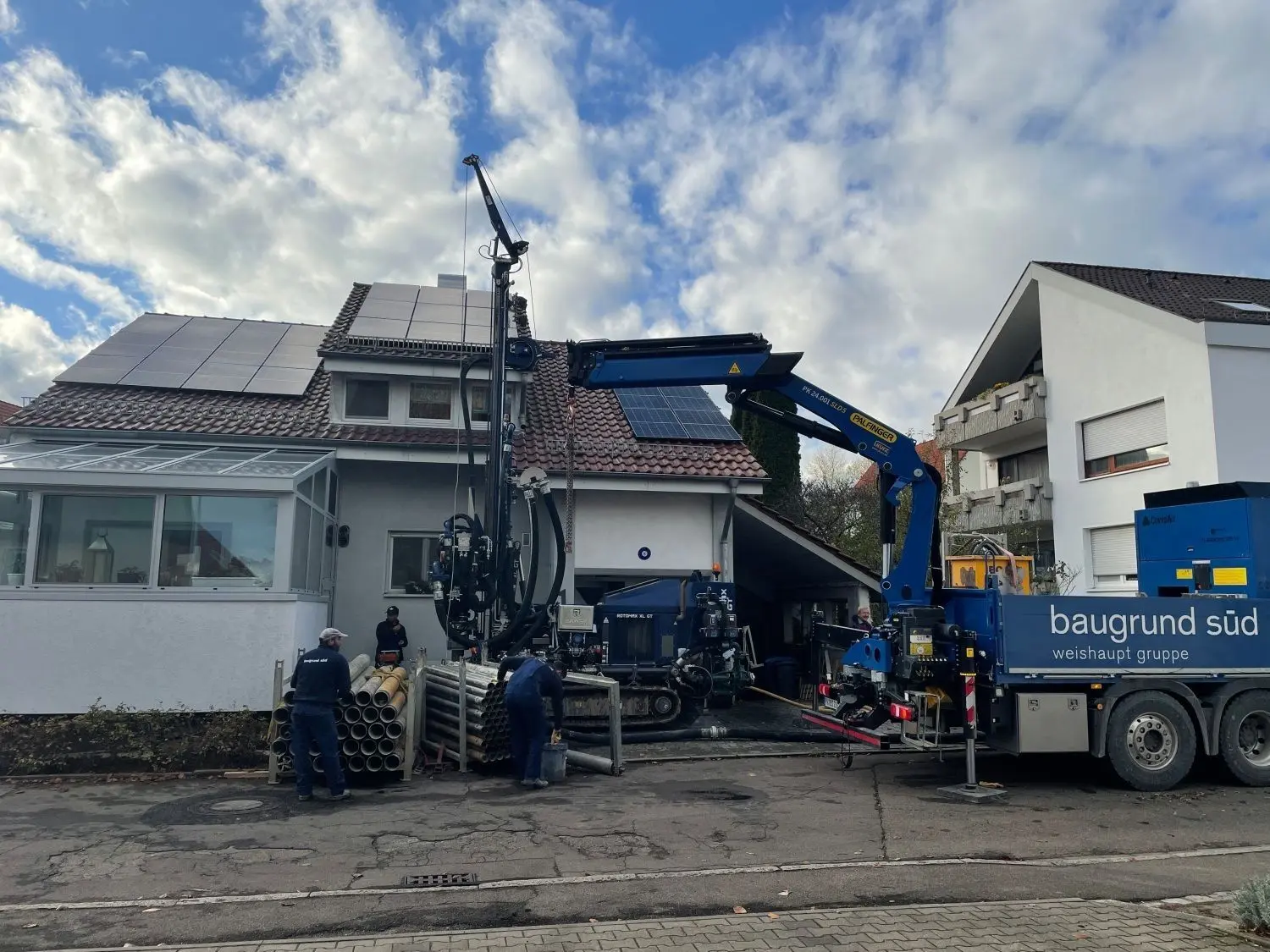 Die Löcher für die Erdwärmepumpe werden gebohrt.