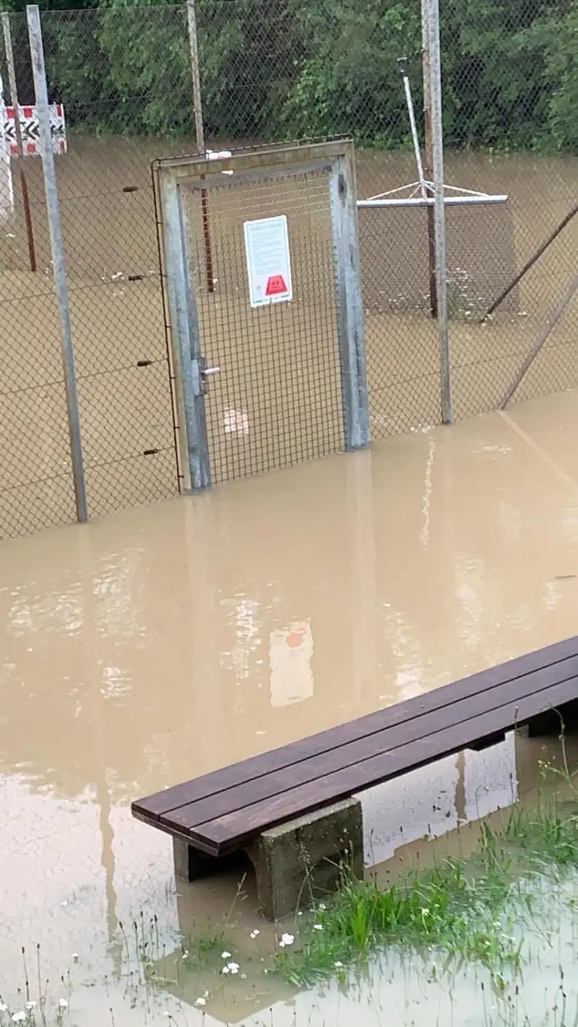 Tennisanlagen sind unter Wasser.
