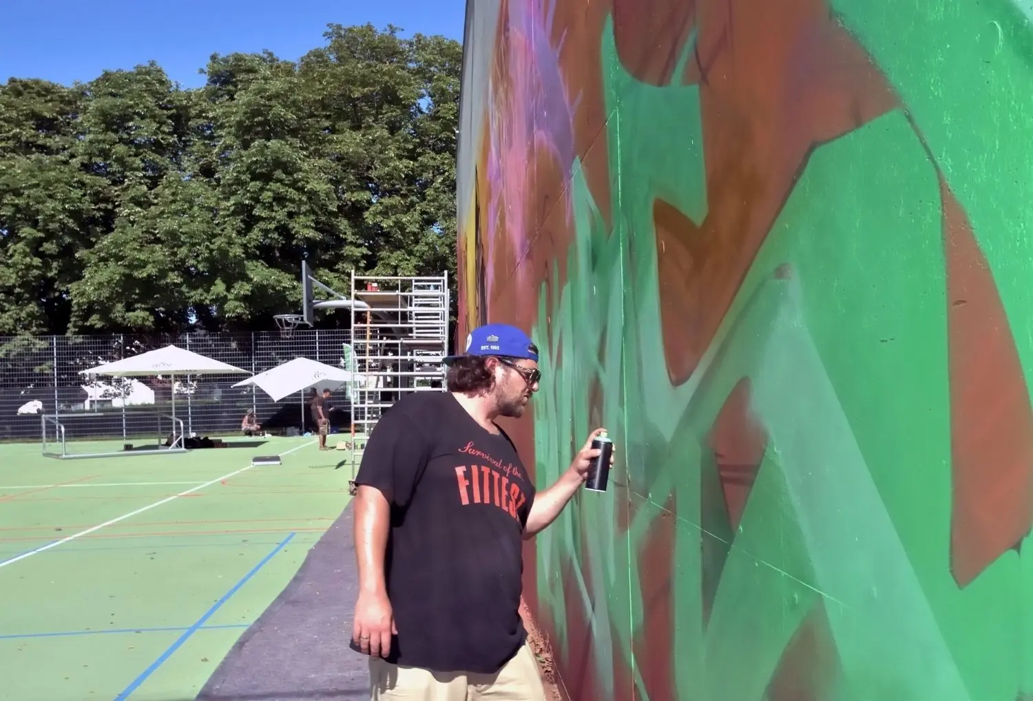 „RAST“ aus Stuttgart an der 40 Meter breiten Sporthallen-Wand der TSG.⇥