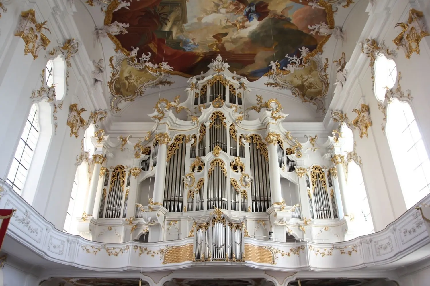 Die „Große Roggenburgerin“, der im Jahr 1756 fertig gestellte Orgelprospekt der Klosterkirche Mariä Himmelfahrt, gilt als einer der schönsten in ganz Süddeutschland.⇥