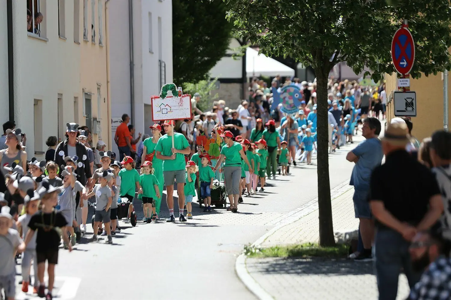 Als Raupen sind Kinder und Erzieher des Kinderhauses Hermann-Löns-Platz unterwegs.