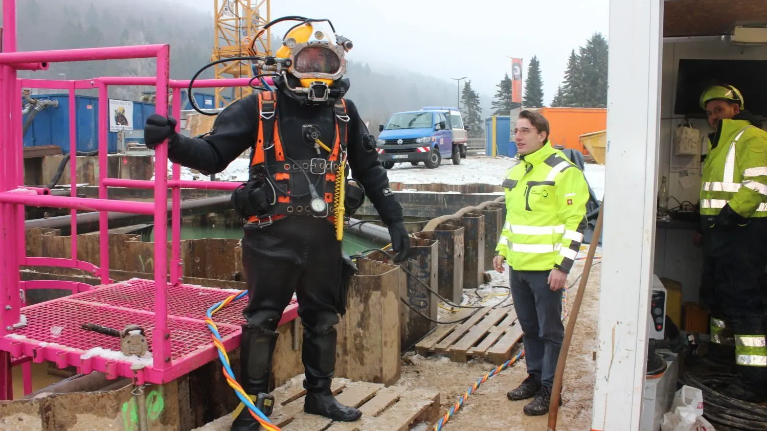 Karlo Brijacic – oder Erik Zester, so genau kann man es unter dem Helm nicht erkennen – ist bereit zum dreistündigen Tauchgang in der vom Grundwasser gefluteten Baugrube der Burladinger Kläranlage. Nein, Bürgermeister Licht möchte nicht mit. Angebot dankend abgelehnt.