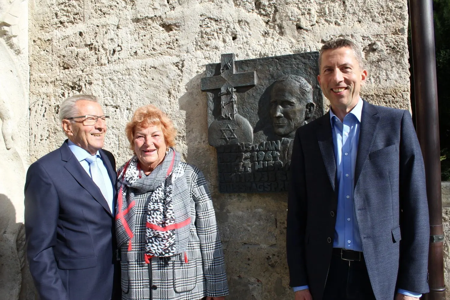 Richard von Jan mit seiner Ehefrau und Autor Martin Stährmann (von links) vor der Gedenktafel in Oberlenningen, die an Julius von Jan und seine Bußtagspredigt erinnert.