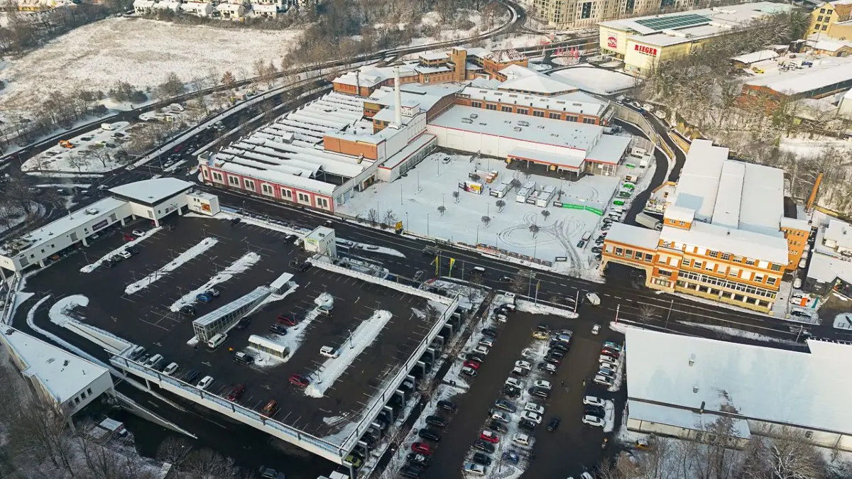 Der Regionalplan hat auch die geplante Neuentwicklung an der Emil-Adolff-Straße genehmigt. Edeka und Lidl (im Bild vorne) ziehen auf das Bauhaus-Areal auf der gegenüberliegenden Seite der Emil-Adolff-Straße.⇥
Der Regionalplan hat auch die geplante Neuentwicklung an der Emil-Adolff-Straße genehmigt. Edeka und Lidl (im Bild vorne) ziehen auf das Bauhaus-Areal auf der gegenüberliegenden Seite der Emil-Adolff-Straße.