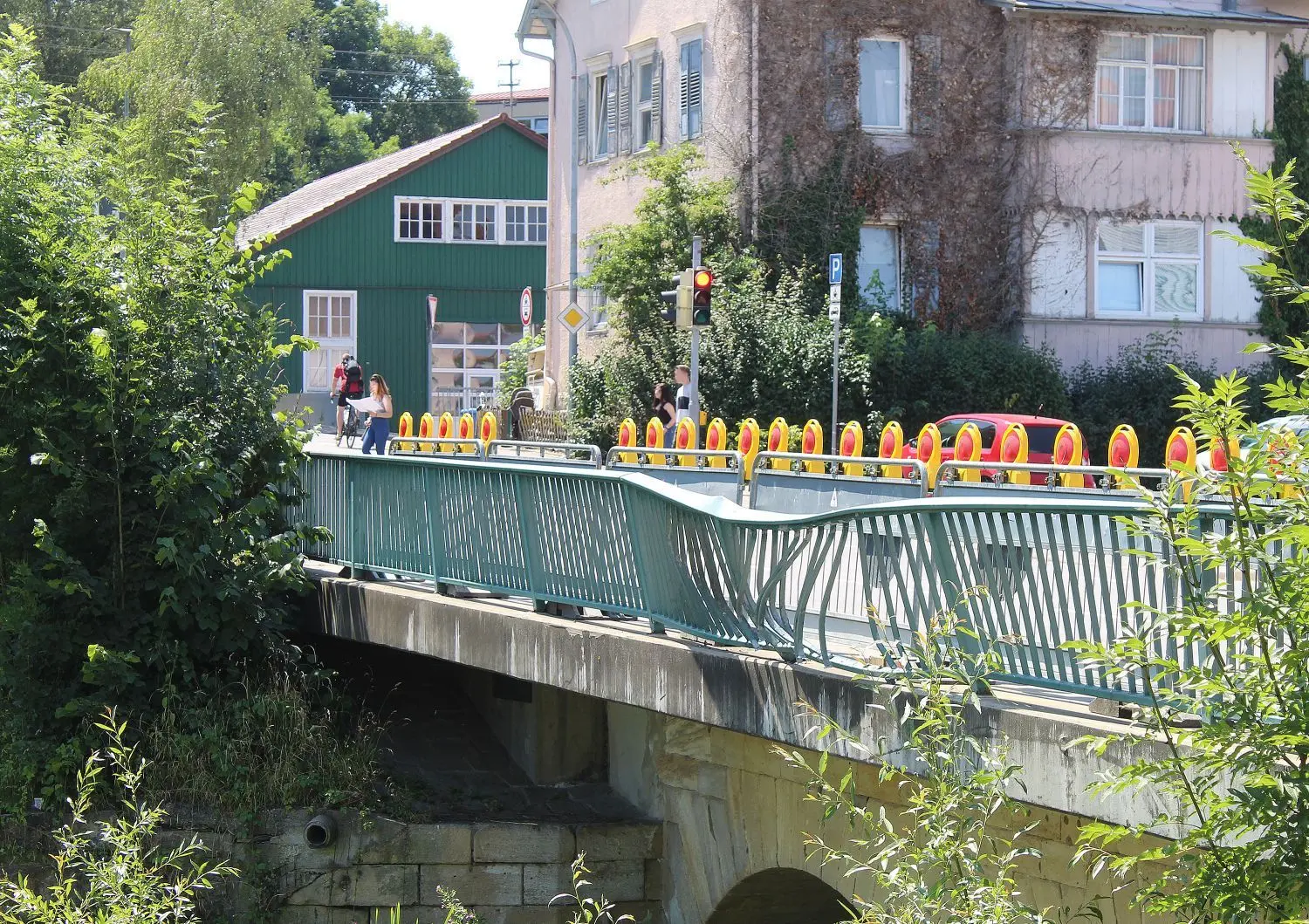 Die Schützenbrücke am neuen Starzelpark in der Hechinger Unterstadt wurde durch den Unfall stark beschädigt.