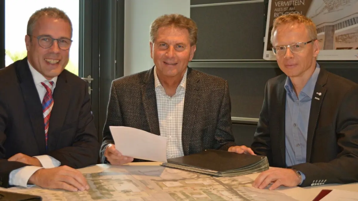 Die Stadtverwaltung, hier OB Klaus Heininger (Mitte) und die Fachbereichsleiter Oliver Marzian (links) und Dirk Ringleb, wird den Strombezug neu verhandeln.