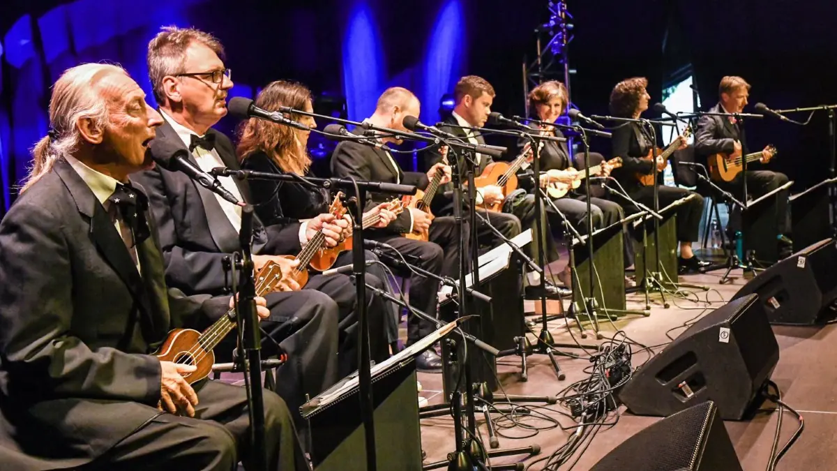 Mit britischem Humor: Das Ukulele-Orchestra im Ulmer Zelt.
"The Ukulele Orchestra of Great Britain" begeisterte im Ulmer Zelt mit starken Songs und britischem Humor.