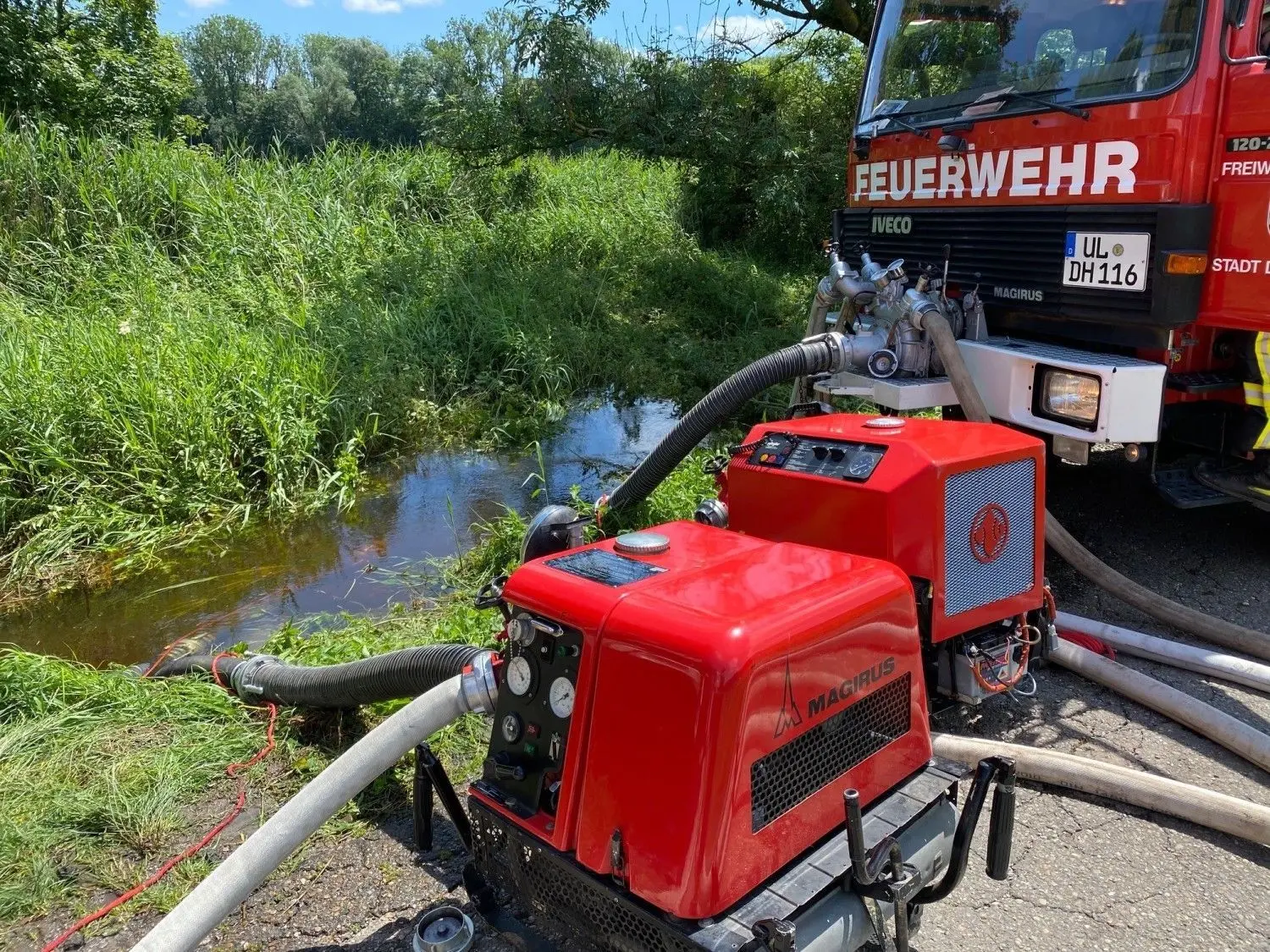 Viele Kubikmeter Wasser wurden aus dem Riedgraben gepumpt, so dass das Gewässer wieder in den Fluss kam.