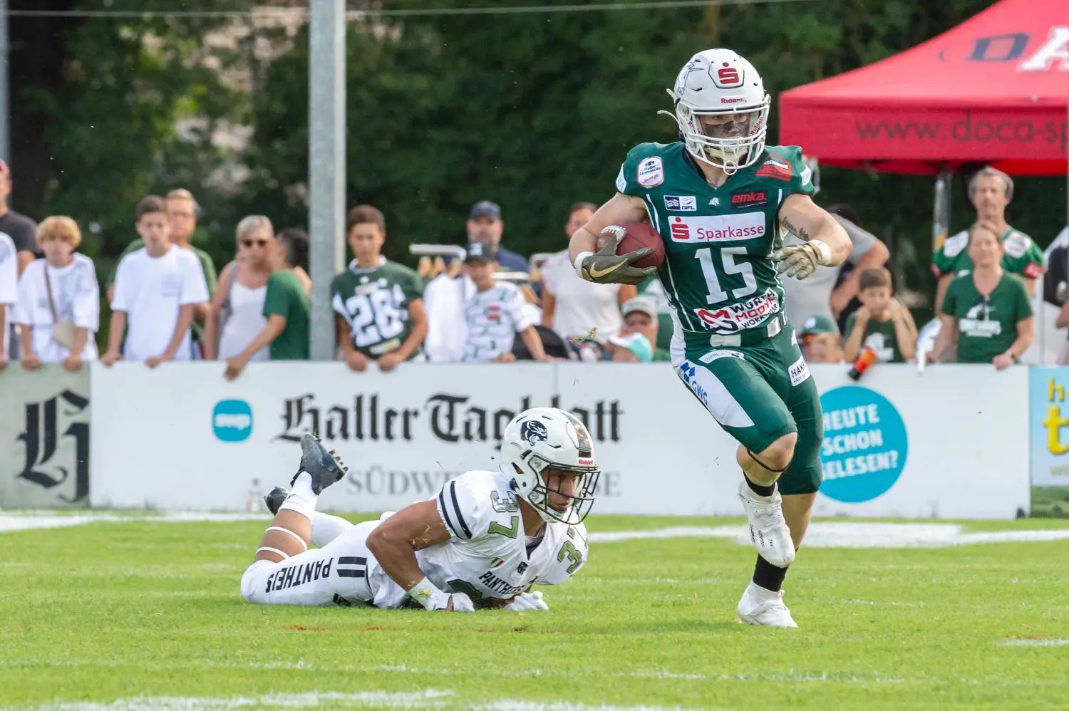 Runningback Lars Kozlowski enteilt seinem italienischen Gegenspieler.⇥