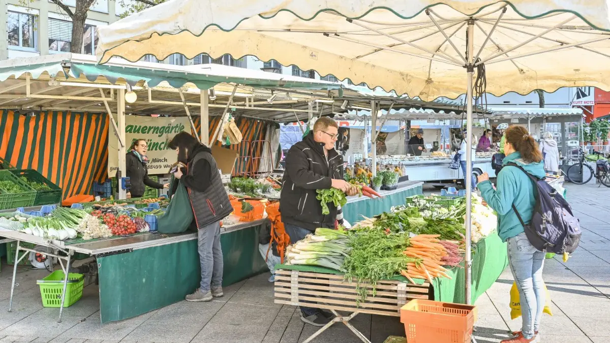 Landwirt Stephan Münch kommt mit seinen Erzeugnissen bis aus Riedlingen auf den Ulmer Wochenmarkt.⇥
Ulm, Wochenmarkt, wieder gewohnte Plätze der Stände und neue Händler