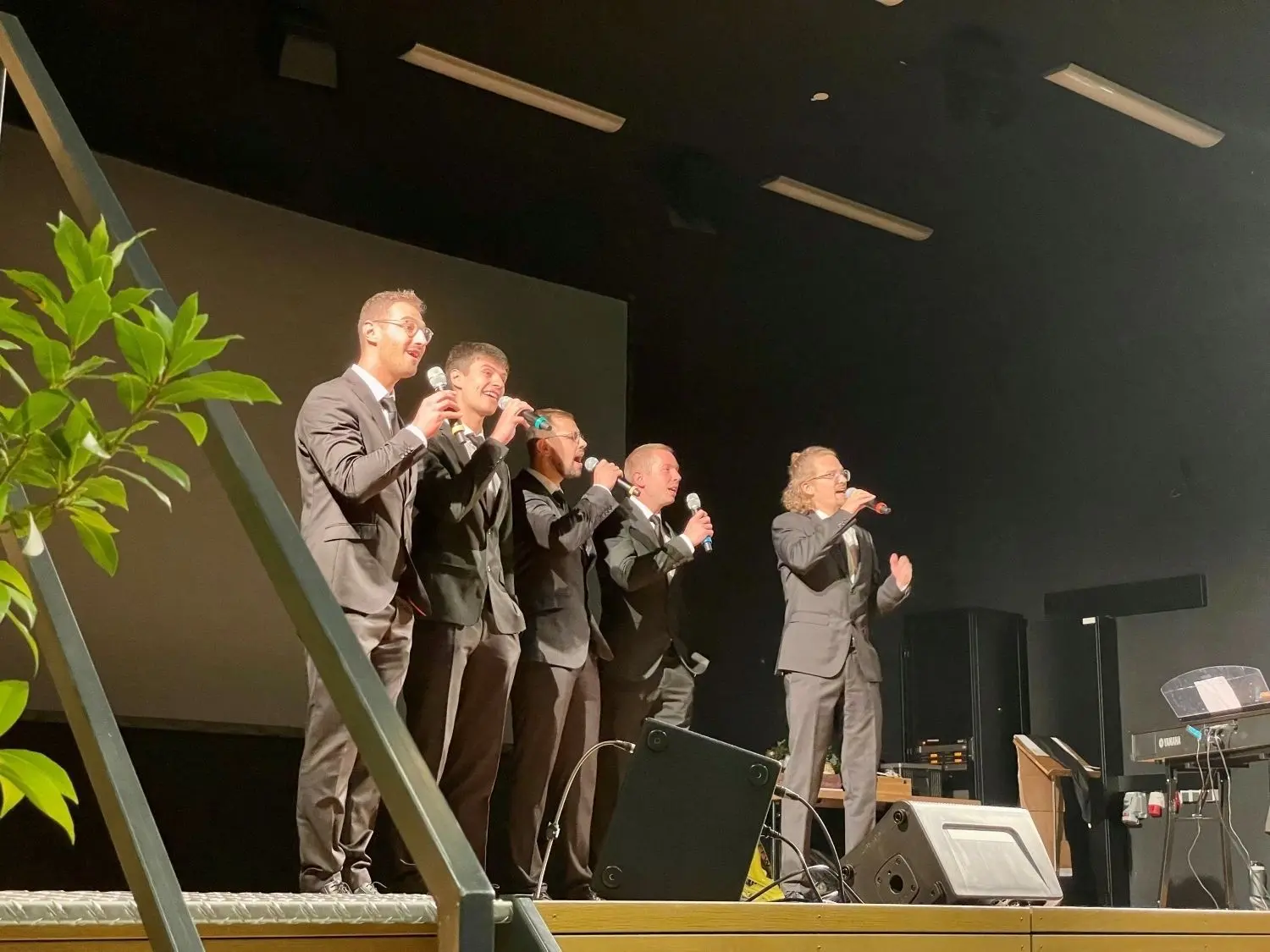Der Auftritt der "Boys in Black" wurde mit gespendeten Sitzungsgeldern finanziert.