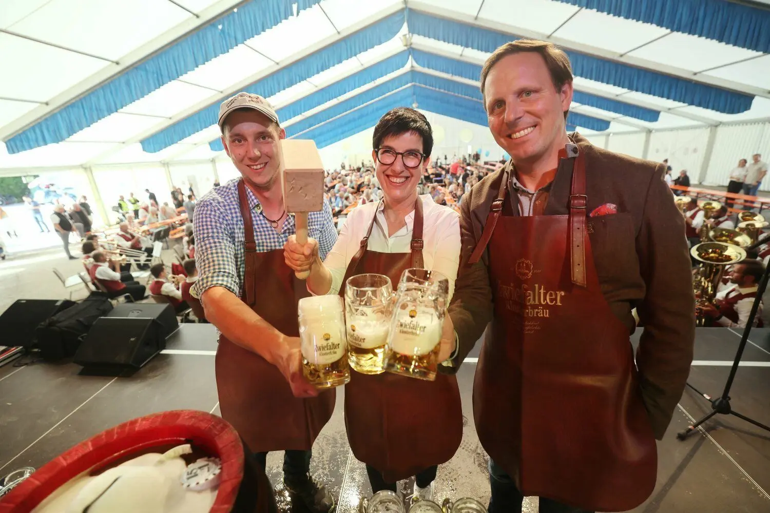 Fassanstich am Freitagabend: Carmen Haberstroh und Peter Baader von der Zwiefalter Brauerei.