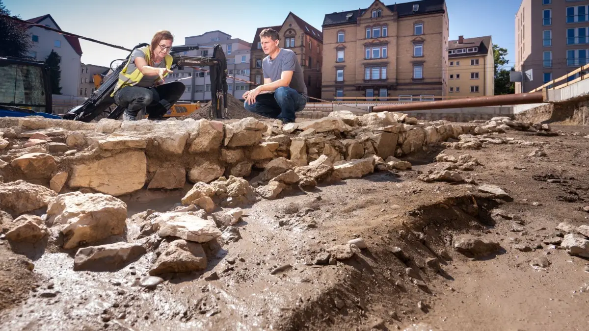 Mindestens 15 Meter lang ist die spätmittelalterliche Kalksteinmauer, über deren Funktion Jonathan Scheschkewitz und Sybil Harding noch rätseln: Hauswand oder Umfassungsmauer?⇥
Neubau NPG: RP Stuttgart: Archäologische Grabungen in der Olgastraße Ulm