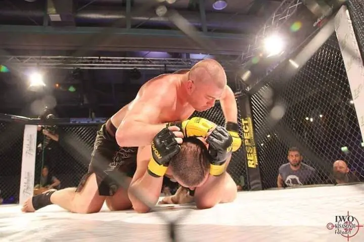 Mit dem offizielle Kampfnamen „The Peaceful Warrior“ (Der friedliche Krieger) steigt Daniel Dörrer in den Ring.