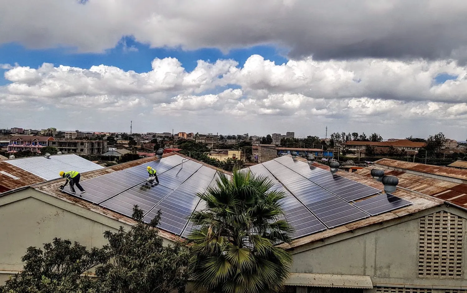 Solaranlage auf einem Fabrikdach in Kenia. Das Start-up sammelt für solche Projekte in Afrika, Südamerika oder Asien privates Anlagekapital ein. Das rechnet sich für beide Seiten. Bislang ist noch kein Projekt pleite gegangen, sagt Ecoligochef Martin Baart.