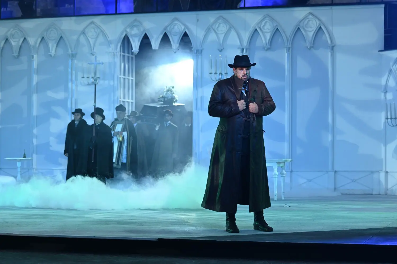 Eine Show mit viel Theaternebel: Der erstklassige Patrick Stanke singt den Vampirjäger Professor van Helsing.