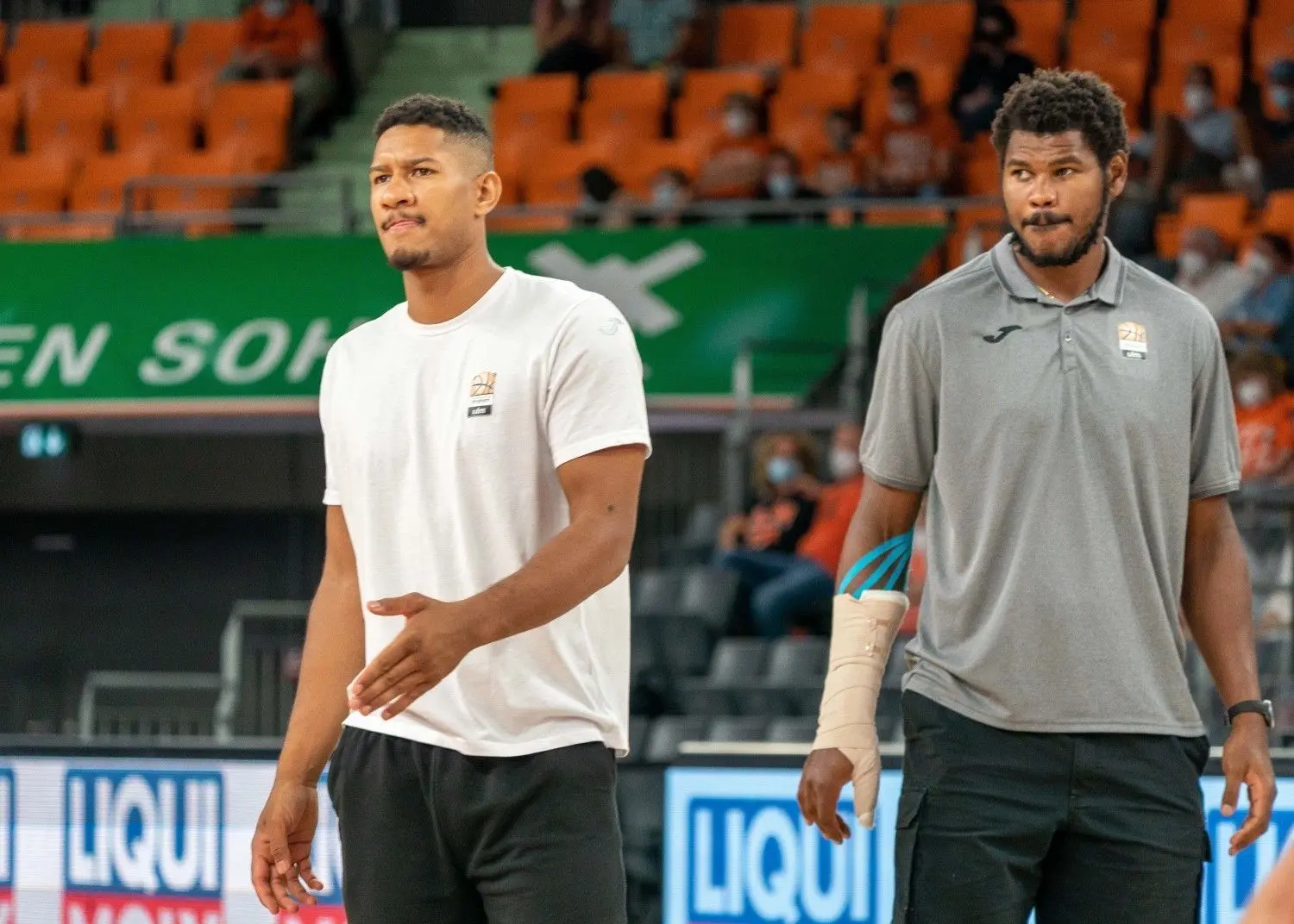 Die verletzten Neuzugänge Karim Jallow (links) und Cristiano Felicio in der Arena.