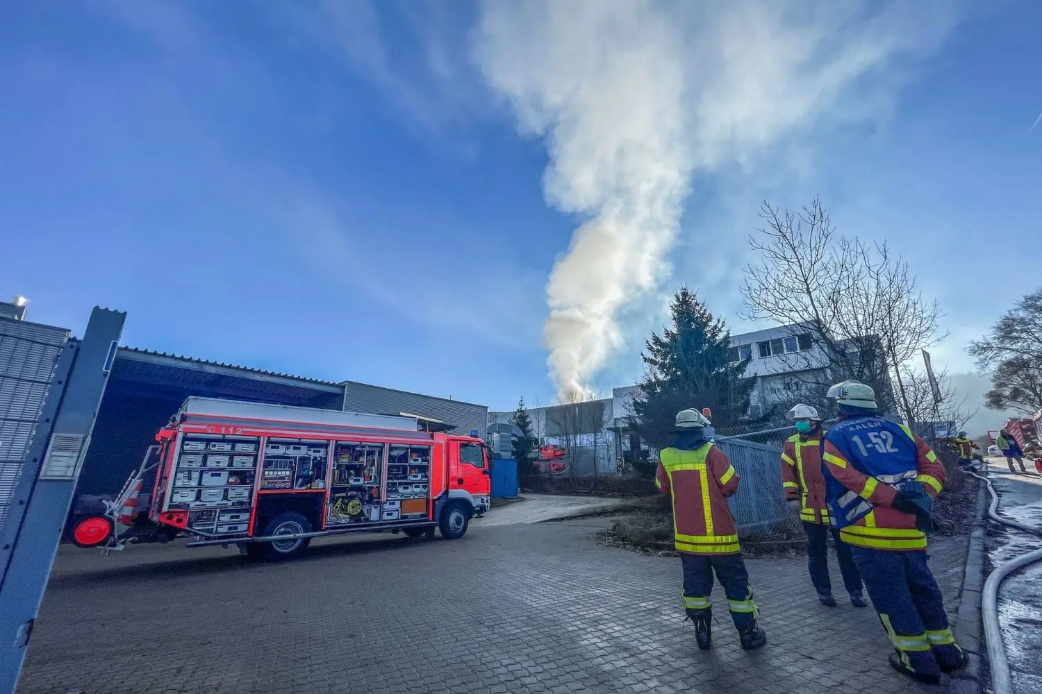 50 Feuerwehrleute löschen den Brand in einer Firmenhalle in der Robert-Bosch-Straße. Am Morgen hatten Zeugen Feuer und Rauch aus einem Galvanikbetrieb gemeldet.