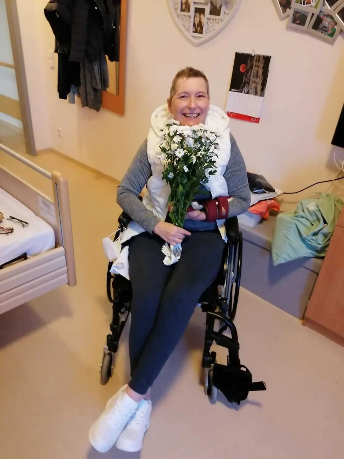 Die ehemalige Küchen-Fee des Ruhetals in ihrer aktuellen Wohnung in der Ulmer Weststadt. Sie ist auf den Rollstuhl angewiesen.
