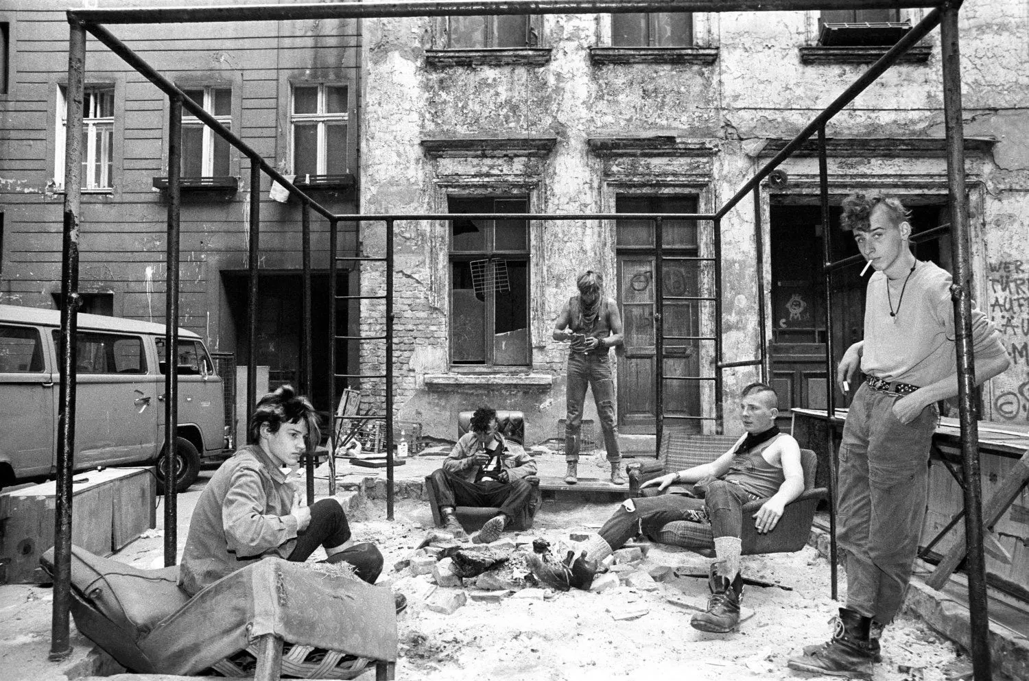 Die Anarchie der Nachwendezeit: Hausbesetzer 1990 in der Berliner Kastanienallee.