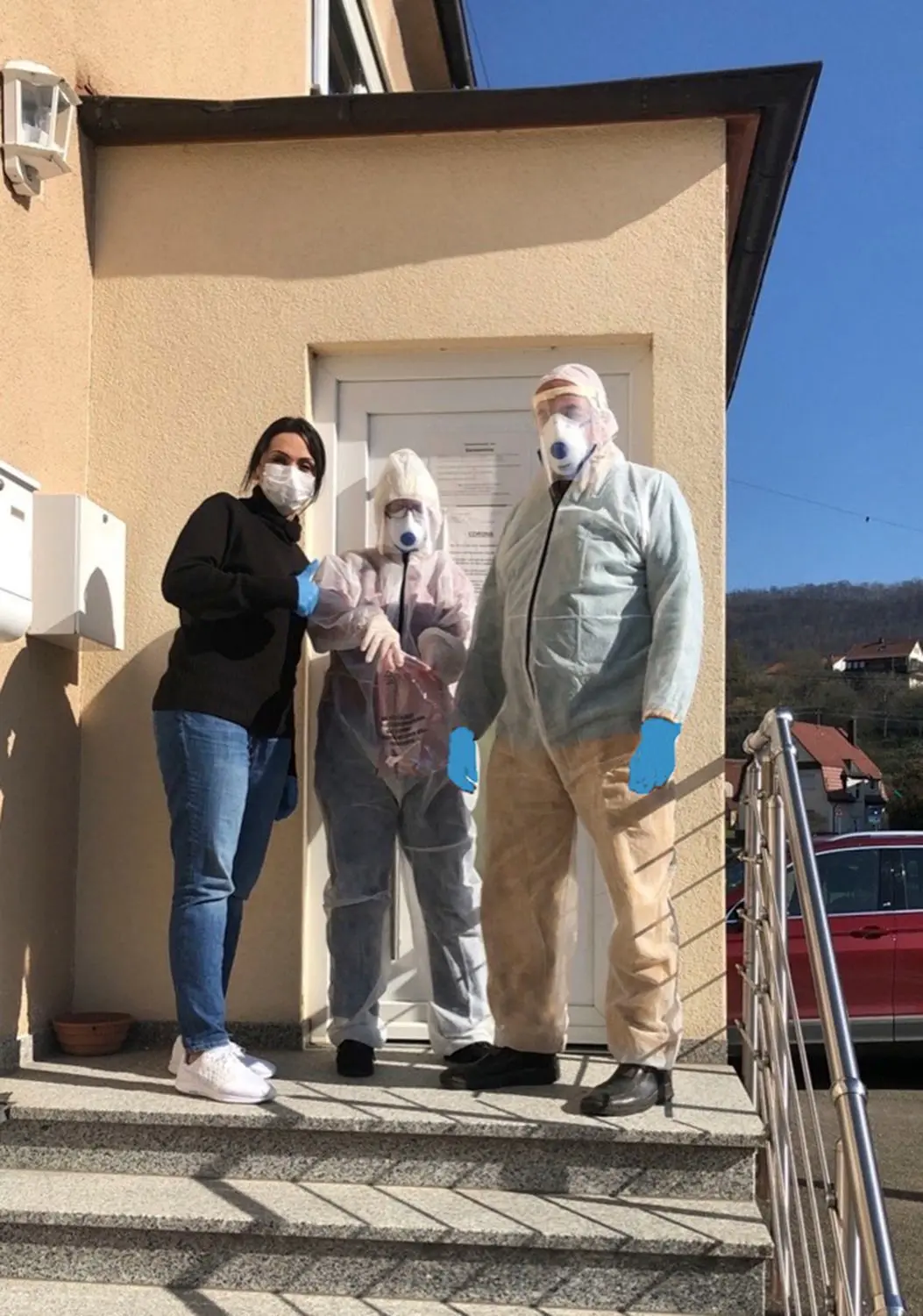 Der Hausarzt Dr. Joachim Kozak aus Kuchen vermisst Unterstützung durch die Politik und die Kassenärztliche Vereinigung. Weil Schutzkleidung fehlt, bastelt sein Team die Sachen notdürftig selbst zusammen.