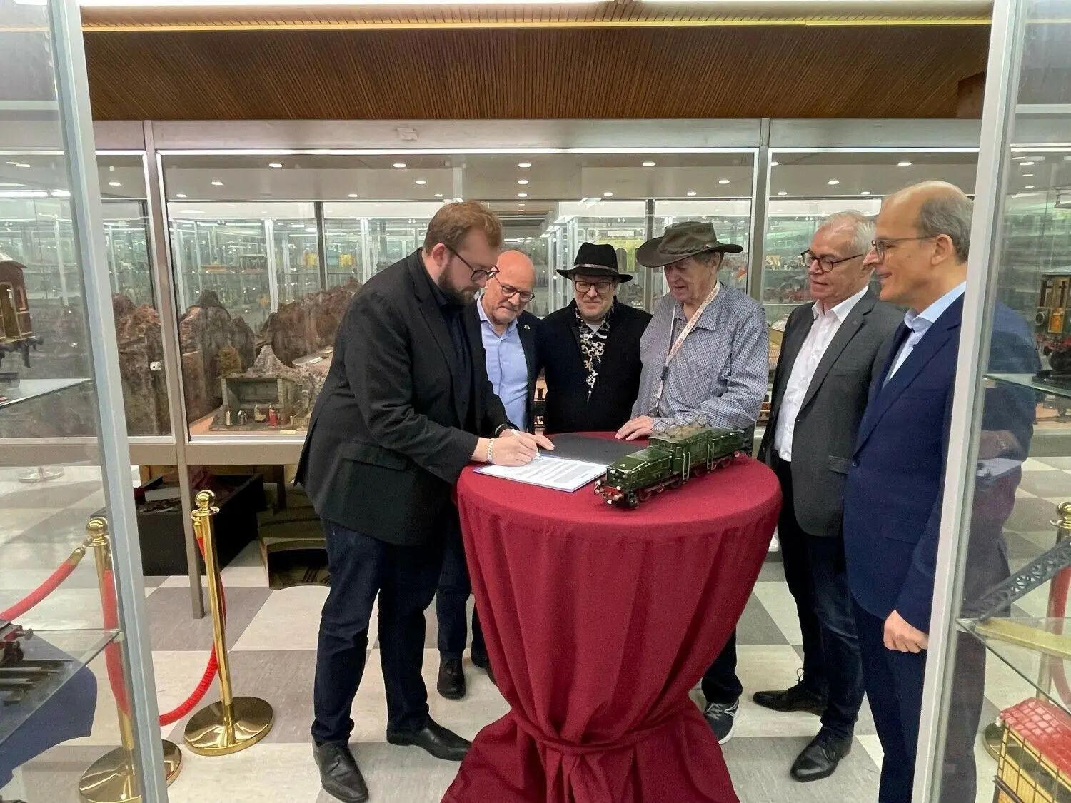 Göppingens Oberbürgermeister Alex Maier bei der Unterzeichnung des „Letters of Intent“.
