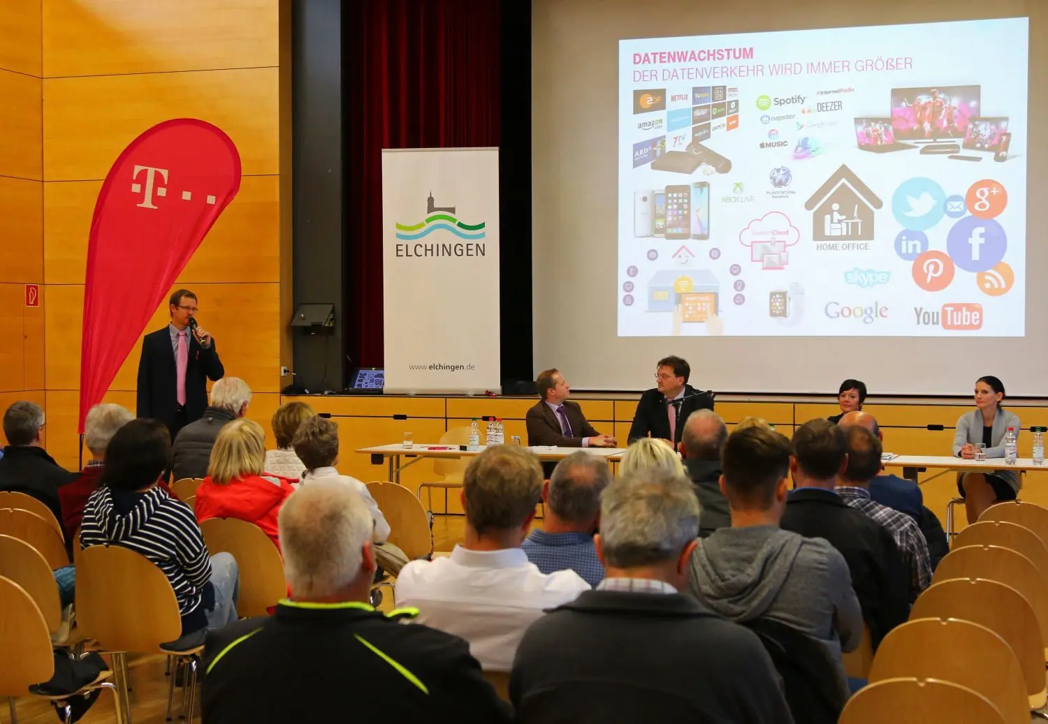 Schnelleres Internet für Teile von Elchingen: Rund 40 Bürger kamen am Donnerstagabend zur Info-Veranstaltung ins Konstantin-Vidal-Haus. Links im Bild Florian Goldhofer, rechts Caroline Voß.⇥