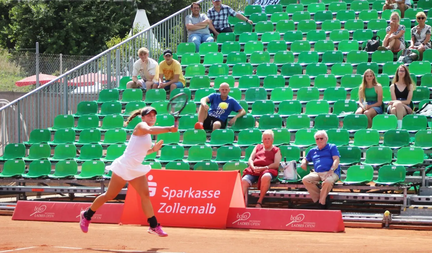 Mia Mack, frühere Juniorenspielerin des TC Hechingen, trumpfte auf dem noch spärlich besetzten Center Court erst groß auf, um ihr Match dann doch noch zu verlieren.⇥