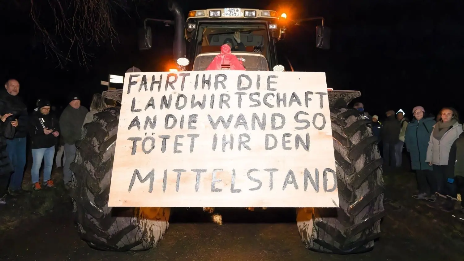 Große Traktoren, große Plakate: Niemand kannbehaupten, er wisse nicht, um was es den Landwirten überhaupt geht.⇥