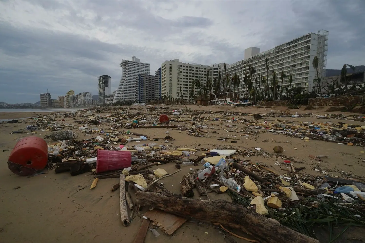Mexiko, Acapulco: Trümmer liegen am Strand, nachdem Hurrikan Otis über Acapulco, Mexiko, hinweggefegt ist.