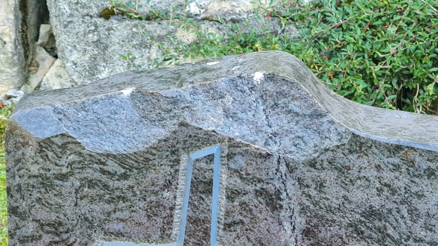 Auch dieser Grabstein wurde zerstört.