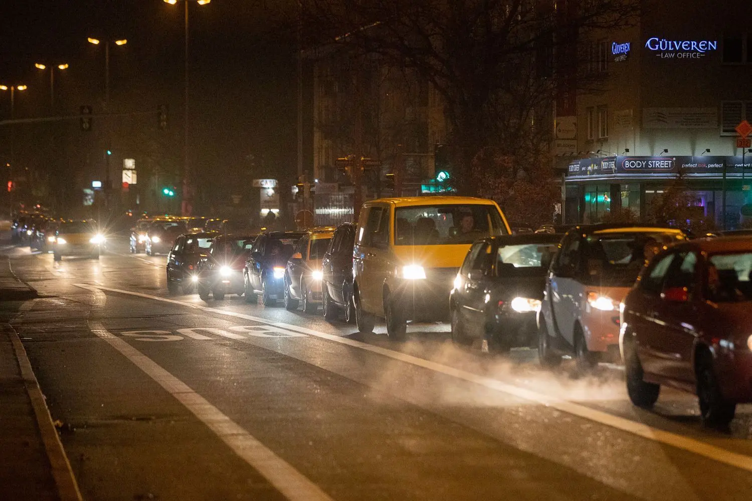 Gegner der Corona-Maßnahmen fuhrend am Samstagabend hupend durch die Reutlinger Innenstadt.