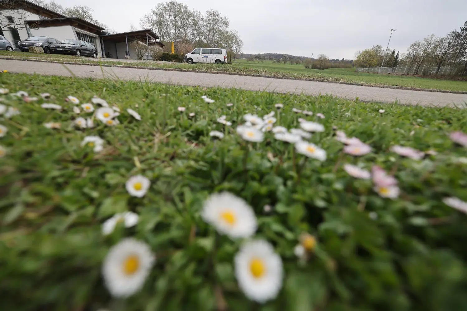 Zwischen dem Schulzentrum (rechts) und dem KBF-Kindergarten könnten 35 Wohnungen entstehen. Geplant ist ein Genossenschaftsmodell.⇥