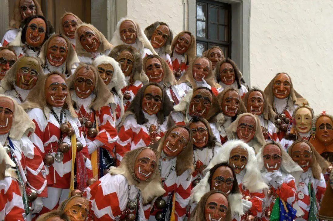 Viele bunte Masken werden zu sehen sein.