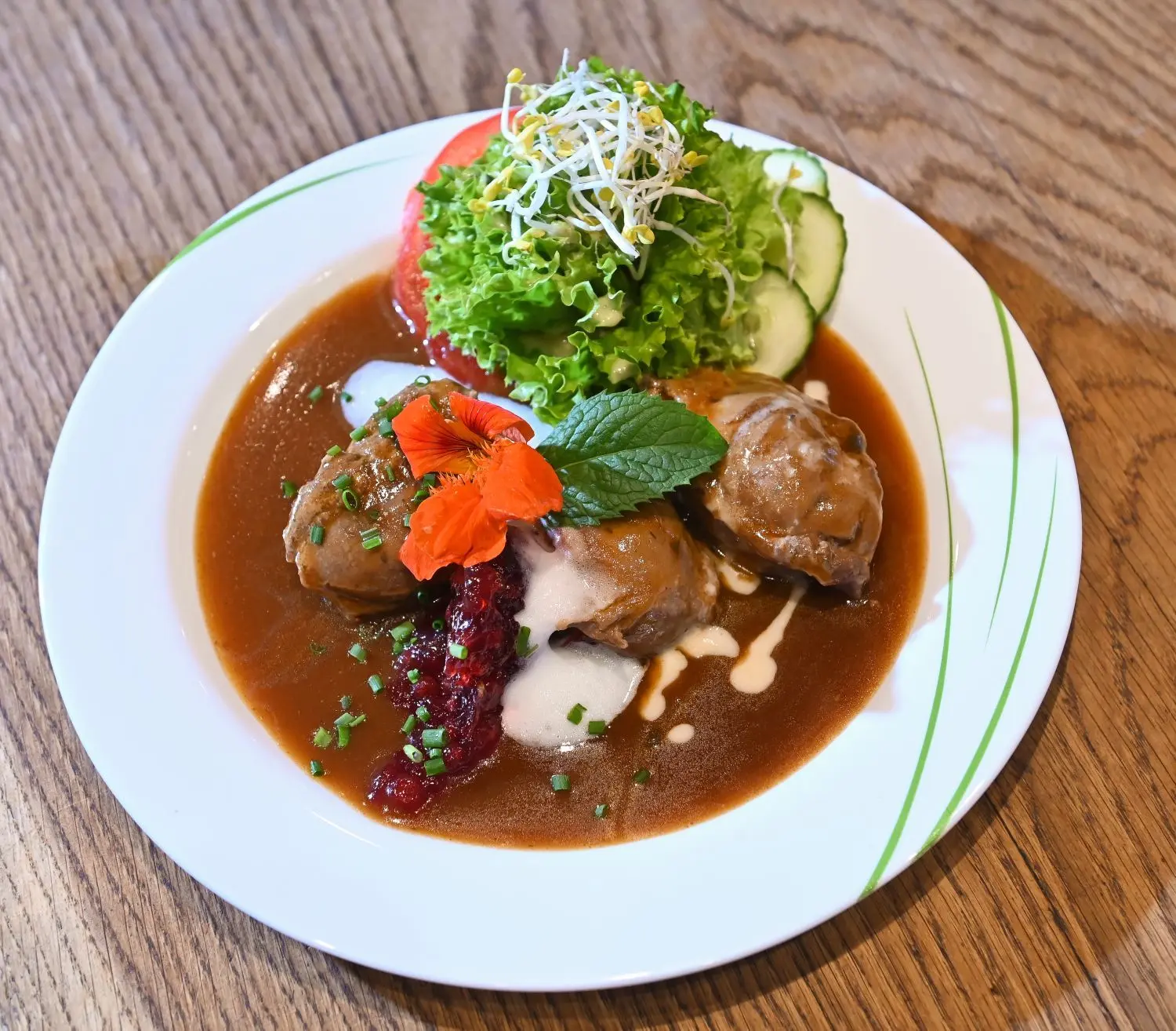 Angeboten wird nicht nur Fisch, sondern auch Rouladen und Schweinebraten.