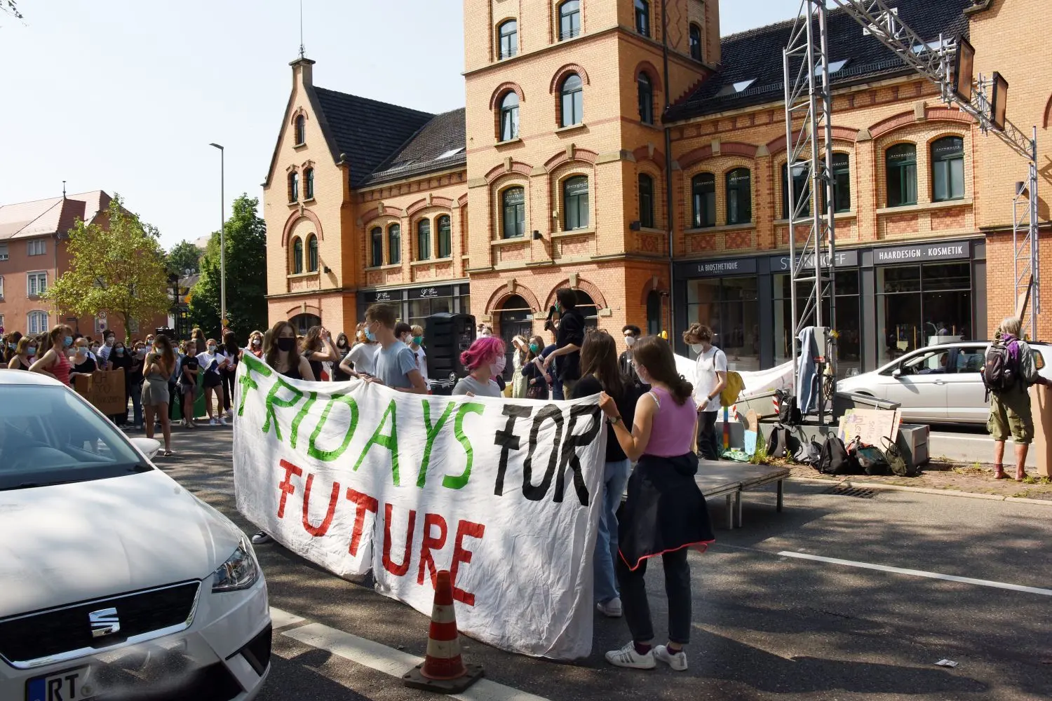 Der Verkehr wurde einspurig an der Demonstration vorbeigeleitet. Es kam zu erheblichen Rückstaus.