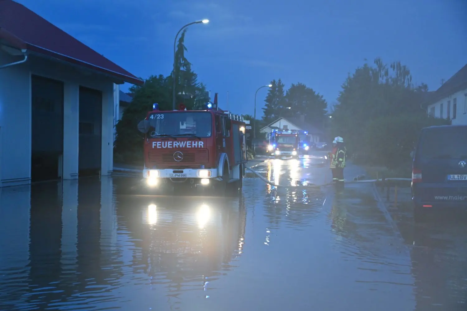 Feuerwehren und THW waren im Einsatz, um vollgelaufene Keller und Gewerberäume zu leeren.