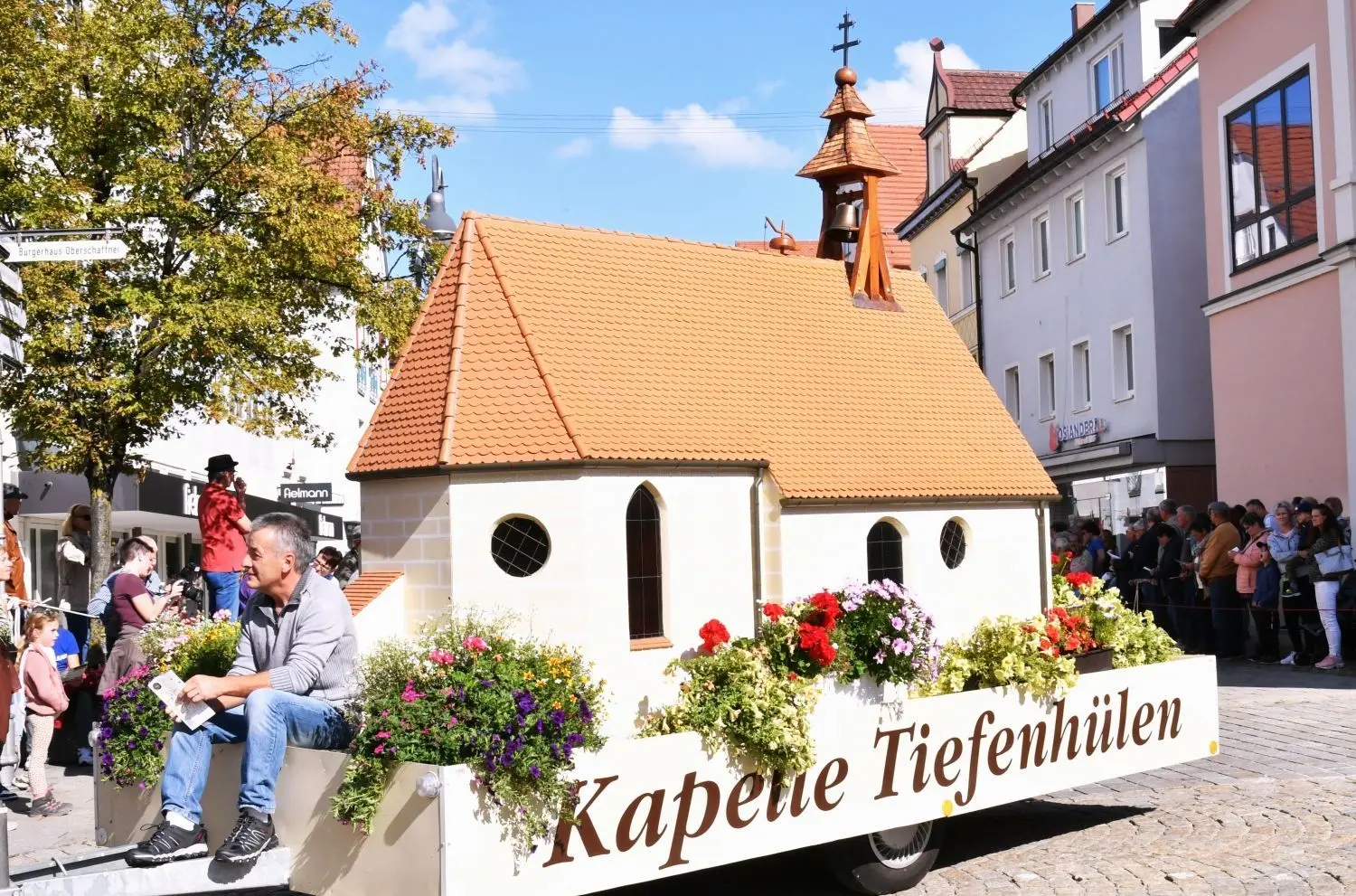 Musikkappellen aus Ehingen, historische Bürgerwachen und Milizen aus 48 Orten in Baden-Württemberg und rund 2000 Teilnehmer "im bunten Rock" waren am Sonntag zu Gast in Ehingen.