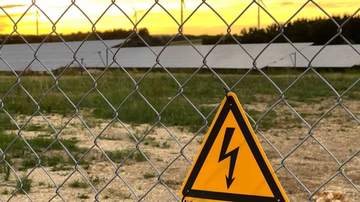 Unter Strom: Der Ausbau der Erneuerbaren Energie in Baden-Württemberg (hier ein Solarpark bei Justingen) kann zu Konflikten führen.
Erneuerbare Energie Windkraft Windräder Photovoltaik-Freiflächenanlagen Solarpark PV-Anlage bei Schelklingen-Ingstetten (Alb-Donau-Kreis)