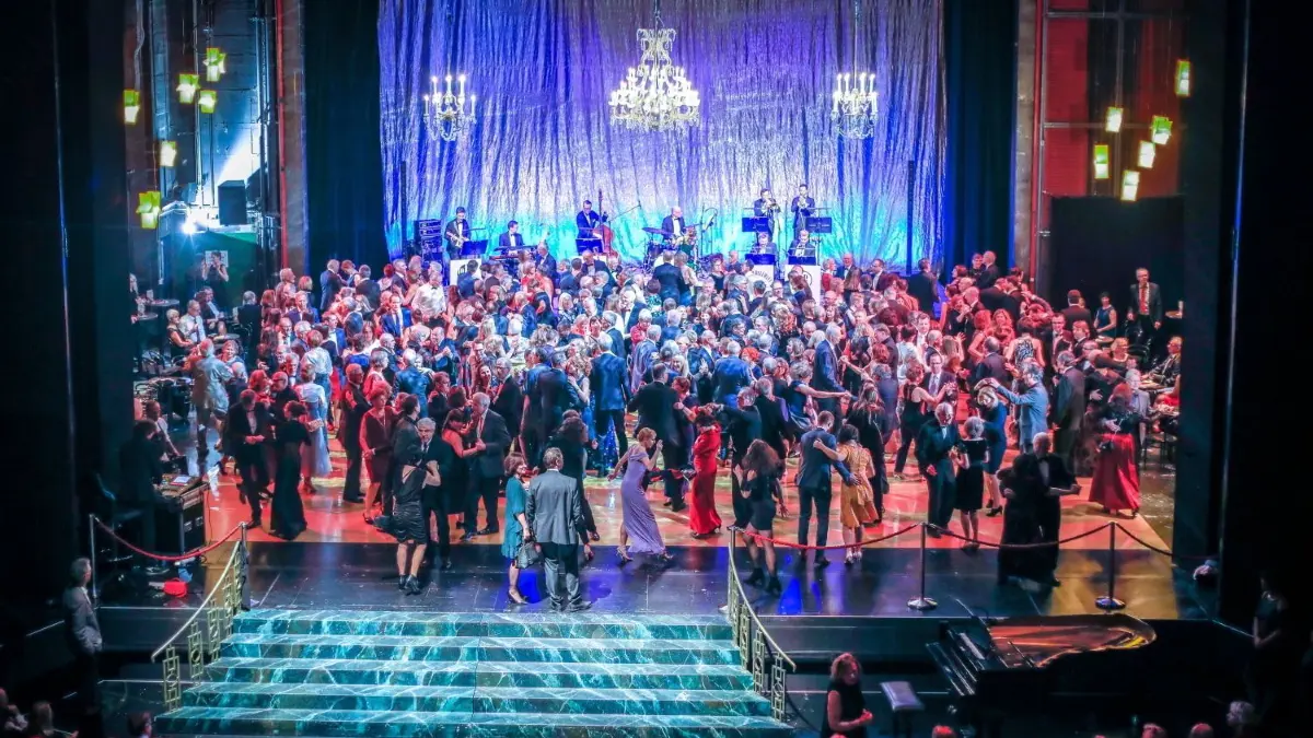 Die Bühne des Großen Hauses als Ballsaal mit Kronleuchtern: Das Rambald Bellmann Orchestra spielt swingend zum Tanz auf.
Theater Ulm: Theaterball mit großer Operngala