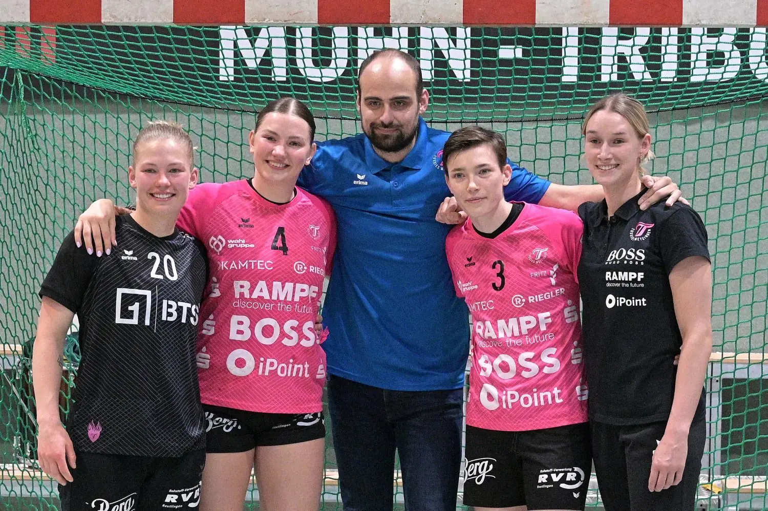 Dieses Quintett verlässt die TusSies und wurde nach dem Spiel gegen Bietigheim am Samstag gebührend verabschiedet. Dabei gab es mehr als nur eine Träne, von links: Rebecca Nilsson, Katarina Pandza, Co-Trainer Manel Cirac, Magda Balsam und Lena Degenhardt.