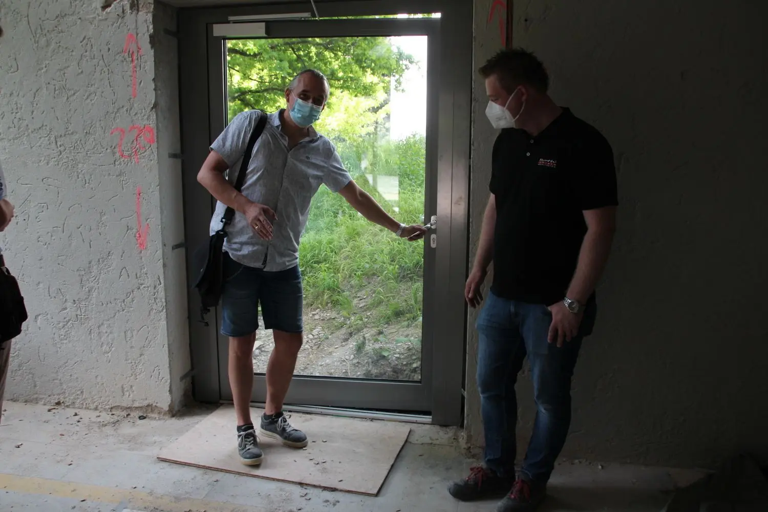 Baustellenbesichtigung im Schülerzentrum: Projektleiter Gerd Großmann (links) und Architekt Bernd Ebert an der Fluchtwegtür, durch die man künftig ins Außenklassenzimmer gelangt.